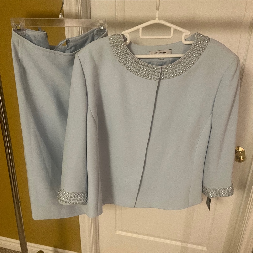 New with tags Tahari skirt suit